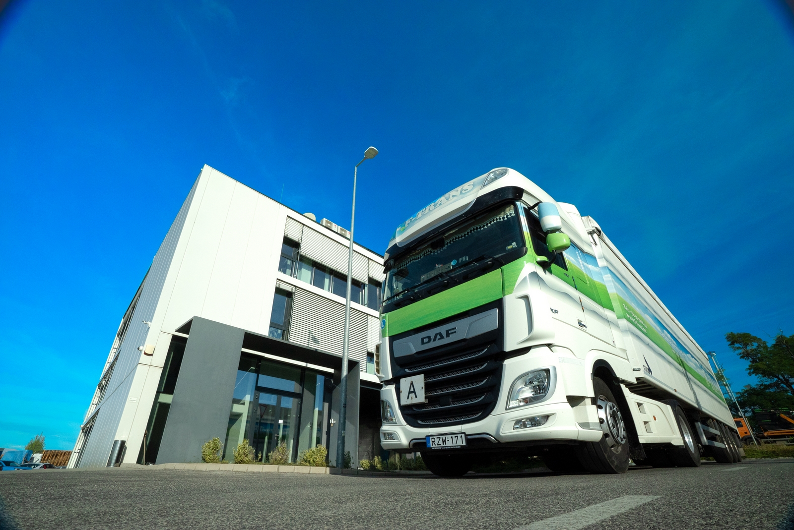 F-TRANS DAF kamion a telephely irodaépülete előtt