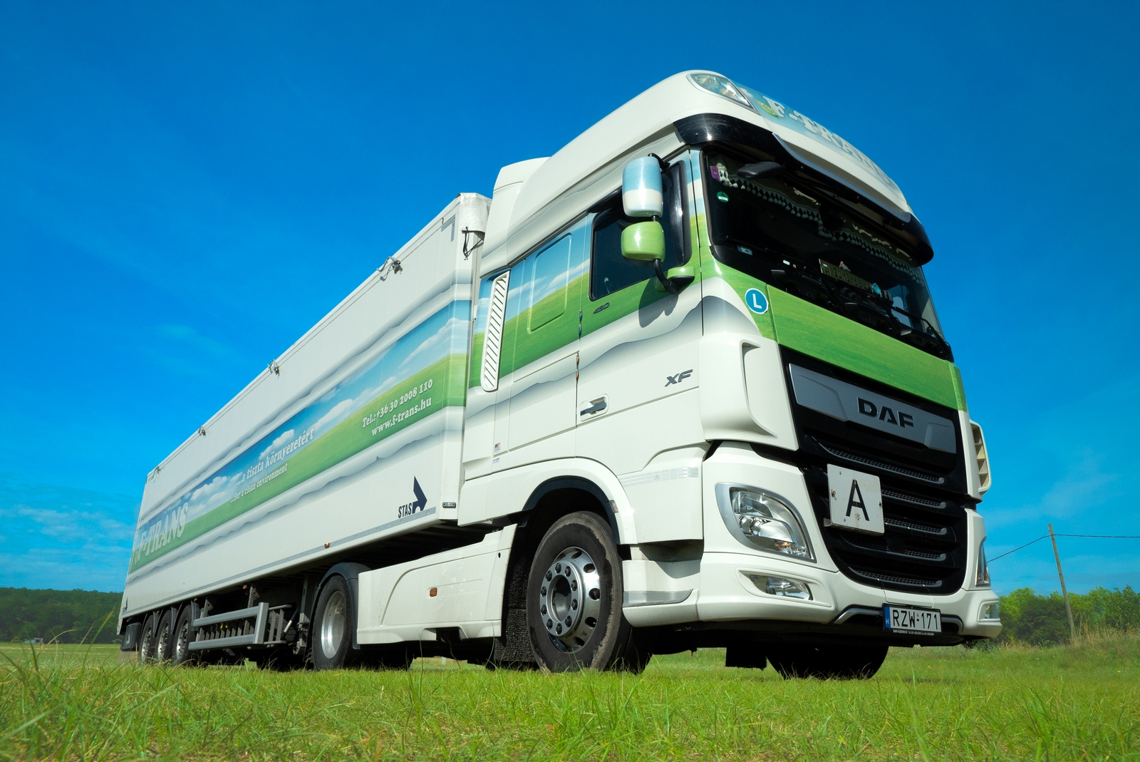 F-TRANS DAF nyergesvontató oldalról, zöld mezőn