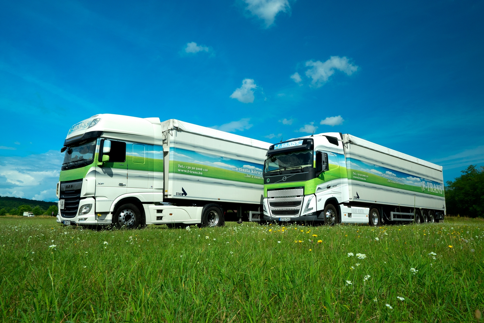 F-TRANS Volvo kamion vezetőfülkéjének közelképe, kék égbolt előtt