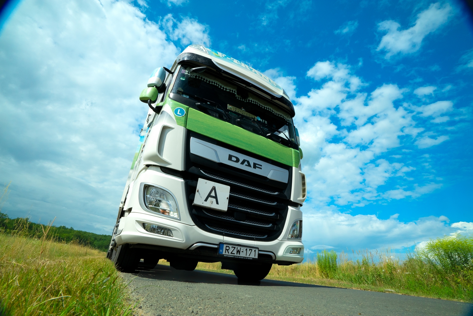F-TRANS DAF kamion szemből, alulnézetből, felhős égbolt előtt